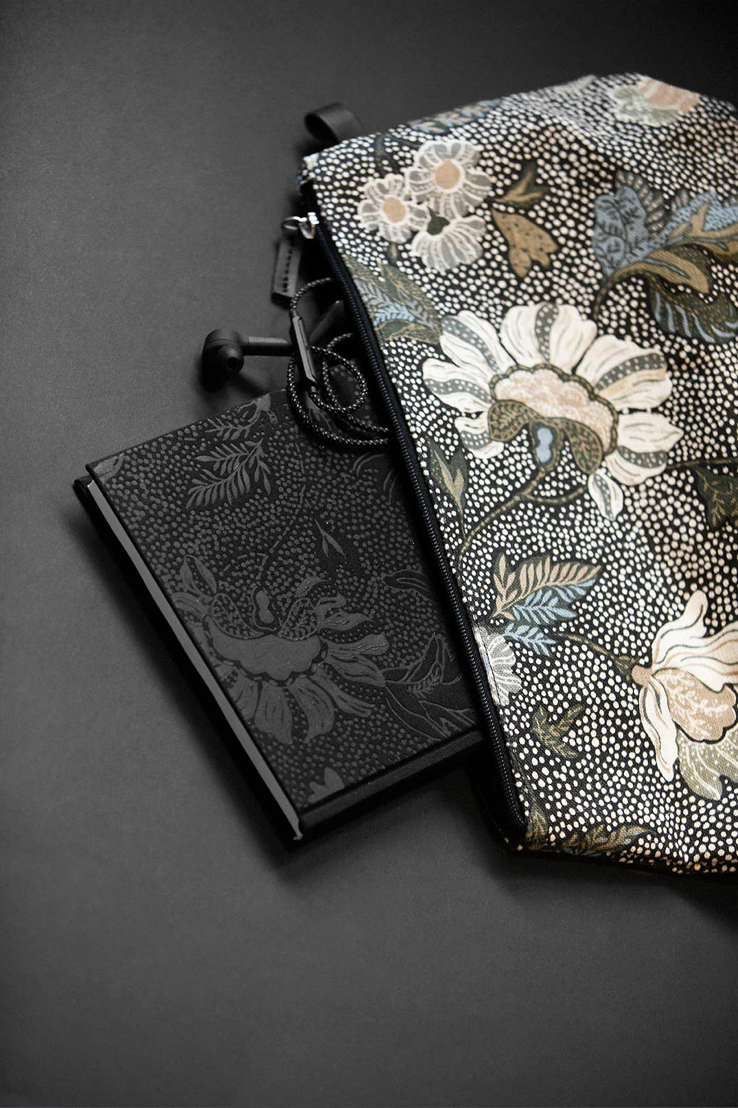 Sminkväska svart Cosmetic Bag ”Flower Linen” (S), Ceannis